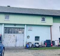 4-izbový podkrovný byt s nebytovým priestorom v obci Pavlice - Rodinný dom v Pavliciach na ulici Pavlice s garážou a parkovaním na pozemku.