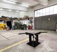 4-izbový podkrovný byt s nebytovým priestorom v obci Pavlice - Dielňa s náradím, pracovným stolom a šachtou, bez prítomnosti ľudí. Rodinný dom.