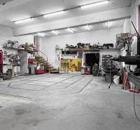 4-izbový podkrovný byt s nebytovým priestorom v obci Pavlice - Dielňa s náradím a schodmi v rodinnom dome. Stropy s osvetlením a betónová podlaha.