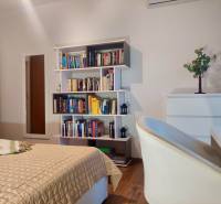 Vkusný, moderný 2 izb, klíma, 870 s ener., Sibírska ul./Nové Mesto - Izba s knihovňou, písacím stolom a podlahou s dreveným dekorom v 2-izbovom byte.