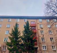 Vkusný, moderný 2 izb, klíma, 870 s ener., Sibírska ul./Nové Mesto - Exteriér bytového domu v Bratislave na Sibírskej ulici obklopený stromami.