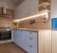 Vkusný, moderný 2 izb, klíma, 870 s ener., Sibírska ul./Nové Mesto - Kuchyňa v 2-izbovom byte s podlahou s dreveným dekorom a vstavanými spotrebičmi.