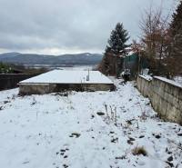 Exkluzívne na predaj rekreačný pozemok 655 m2, Považská Bystrica - Zasnežené Rekreačné pozemky v Považskej Bystrici s výhľadom na hory a zasadenými stromami.