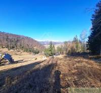 Veľký pozemok na čarovnom mieste polosamota Hronec 2. - Krajina v obci Hronec, poľnohospodárske a lesné pozemky s výhľadom na hory a domy.