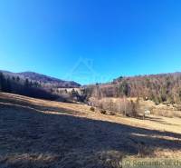 Veľký pozemok na čarovnom mieste polosamota Hronec 2. - Rozľahlé poľnohospodárske a lesné pozemky v okolí Hronca obklopené lesmi a kopcami.