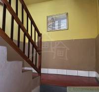 Vidiecky dom v gemerskej obci Bretka - Schodisko s dreveným zábradlím v rodinnom dome so žltými stenami a obrazom.