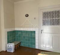 Vidiecky dom v gemerskej obci Bretka - Interiér rodinného domu s bielymi dverami a zeleno-bielymi obkladačkami na stenách.