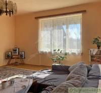 Vidiecky dom v gemerskej obci Bretka - Obývačka v rodinnom dome s pohovkou, kobercami a hi-fi súpravou.