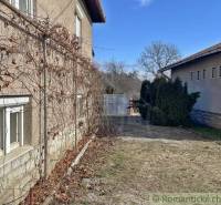 Vidiecky dom v gemerskej obci Bretka - Rodinný dom v Bretke so starou fasádou, viničom a dvorom so stromami.