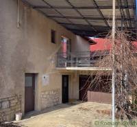 Vidiecky dom v gemerskej obci Bretka - Rodinný dom v Bretke s balkónom, garážou a prístreškom pre popínavé rastliny.