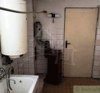 Pôvodná goralská drevenica, Osturňa - Kúpeľňa s vaňou, bojlerom a obkladačkami v rodinnom dome.