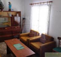 Pôvodná goralská drevenica, Osturňa - Obývačka v rodinnom dome so starším nábytkom a jednoduchým zariadením.