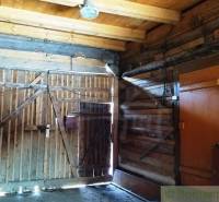 Pôvodná goralská drevenica, Osturňa - Interiér dreveného rodinného domu s drevenou bránou a osvetlením.