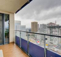 NA PREDAJ I CITY PARK RUŽINOV A I Kompletne zariadený 3iz byt  - Výhľad z balkóna 3-izbového bytu na Plynárenskej ulici v Bratislave. Sklenené zábradlie.