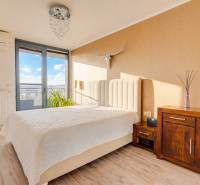 NA PREDAJ I CITY PARK RUŽINOV A I Kompletne zariadený 3iz byt  - Spálňa v 3-izbovom byte s posteľou, komodou, dekoráciami a podlahou s dreveným dekorom.