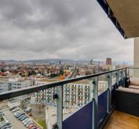 NA PREDAJ I CITY PARK RUŽINOV A I Kompletne zariadený 3iz byt  - Výhľad z balkóna 3-izbového bytu na Plynárenskej ulici v Bratislave so záhradným nábytkom.