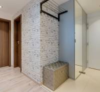 NA PREDAJ I CITY PARK RUŽINOV A I Kompletne zariadený 3iz byt  - Chodba s podlahou s dreveným dekorom, bielou stenou a lesklou lavicou v 3-izbovom byte.