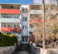 NEZARIADENÝ 2,5-izb.byt, 11m2 LODŽIA, BA IV., Červeňákova - Bytový dom s balkónmi na Červeňákovej ulici v Bratislave - Dúbravke obklopený stromami.