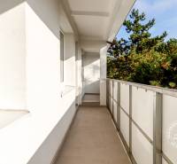 NEZARIADENÝ 2,5-izb.byt, 11m2 LODŽIA, BA IV., Červeňákova - Balkón 3-izbového bytu s výhľadom na zeleň v Bratislave na Červeňákovej ulici.