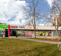 NEZARIADENÝ 2,5-izb.byt, 11m2 LODŽIA, BA IV., Červeňákova - Obchodné centrum na Červeňákovej ulici v Bratislave - Dúbravke, obklopené zeleňou.