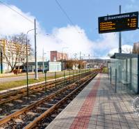 NEZARIADENÝ 2,5-izb.byt, 11m2 LODŽIA, BA IV., Červeňákova - Električková zastávka na Červeňákovej ulici v Bratislave - Dúbravke, zobrazuje mestskú dopravu.