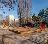 NEZARIADENÝ 2,5-izb.byt, 11m2 LODŽIA, BA IV., Červeňákova - Detské ihrisko na Červeňákovej ulici v Bratislave - Dúbravke obklopené panelákmi.