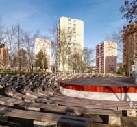 NEZARIADENÝ 2,5-izb.byt, 11m2 LODŽIA, BA IV., Červeňákova - Exteriér amfiteátra v Bratislave - Dúbravke, Červeňákova s okolitými panelovými domami.