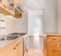 NEZARIADENÝ 2,5-izb.byt, 11m2 LODŽIA, BA IV., Červeňákova - Kuchyňa s plynovým sporákom a bielymi stenami v 3-izbovom byte, podlaha s dreveným dekorom.