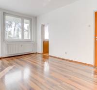 NEZARIADENÝ 2,5-izb.byt, 11m2 LODŽIA, BA IV., Červeňákova - Izba v 3-izbovom byte s veľkými oknami a podlahou s dreveným dekorom.