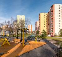 NEZARIADENÝ 2,5-izb.byt, 11m2 LODŽIA, BA IV., Červeňákova - Exteriér Bratislavy - Dúbravky na Červeňákovej s ihriskom a panelákmi v pozadí.