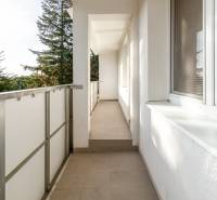 NEZARIADENÝ 2,5-izb.byt, 11m2 LODŽIA, BA IV., Červeňákova - Balkón 3-izbového bytu na Červeňákovej ulici v Bratislave - Dúbravke s výhľadom na zeleň.