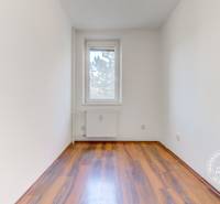 NEZARIADENÝ 2,5-izb.byt, 11m2 LODŽIA, BA IV., Červeňákova - Malá miestnosť s bielymi stenami a podlahou s dreveným dekorom v 3-izbovom byte.