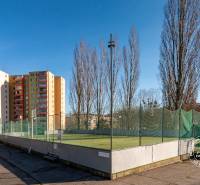 NEZARIADENÝ 2,5-izb.byt, 11m2 LODŽIA, BA IV., Červeňákova - Športové ihrisko obklopené panelákmi na Červeňákovej ulici, Bratislava - Dúbravka.