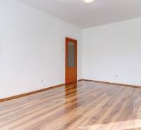 NEZARIADENÝ 2,5-izb.byt, 11m2 LODŽIA, BA IV., Červeňákova - Izba v 3-izbovom byte s podlahou s dreveným dekorom a kuchynským kútom.