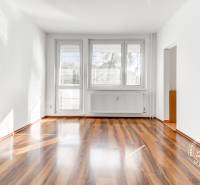  NEZARIADENÝ 3-izb.byt, 11m2 LODŽIA, BA IV., Červeňákova - Obývacia izba v 3-izbovom byte s výraznou podlahou s dreveným dekorom.