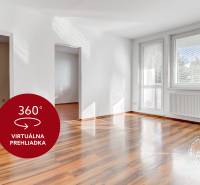  NEZARIADENÝ 3-izb.byt, 11m2 LODŽIA, BA IV., Červeňákova - Priestranný svetlý 3-izbový byt s podlahou s dreveným dekorom a veľkými oknami.