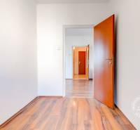  NEZARIADENÝ 3-izb.byt, 11m2 LODŽIA, BA IV., Červeňákova - Dvere a podlaha s dreveným dekorom v 3-izbovom byte.