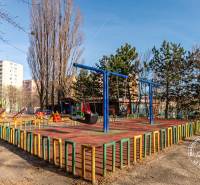  NEZARIADENÝ 3-izb.byt, 11m2 LODŽIA, BA IV., Červeňákova - Detské ihrisko v Bratislave, Dúbravke na Červeňákovej ulici, vybavené hojdačkami a šmykľavkami.