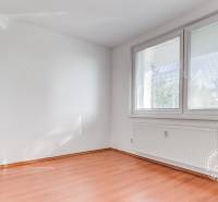  NEZARIADENÝ 3-izb.byt, 11m2 LODŽIA, BA IV., Červeňákova - Izba v 3-izbovom byte s podlahou s dreveným dekorom a veľkými oknami.