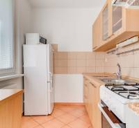  NEZARIADENÝ 3-izb.byt, 11m2 LODŽIA, BA IV., Červeňákova - Kuchyňa s keramickou podlahou, bielym sporákom a chladničkou v 3-izbovom byte.
