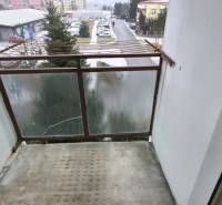 Predaj 2 - izbového bytu v Banskej Štiavnici - Balkón s výhľadom na ulicu Bratská v Banskej Štiavnici, 2-izbový byt.