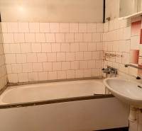 Predaj 2 - izbového bytu v Banskej Štiavnici - Kúpeľňa v 2-izbovom byte s vaňou, umývadlom a staršími stenovými kachličkami.