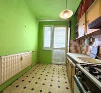 Predaj 2 - izbového bytu v Banskej Štiavnici - Zelená kuchyňa v 2-izbovom byte s kachličkami a plynovým sporákom.