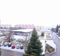 Predaj 2 - izbového bytu v Banskej Štiavnici - Záber na Bratskú ulicu v Banskej Štiavnici s bytovkami a parkoviskom.