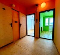 Predaj 2 - izbového bytu v Banskej Štiavnici - Chodba v 2-izbovom byte so vstupom do farebných miestností, podlaha s dreveným dekorom.