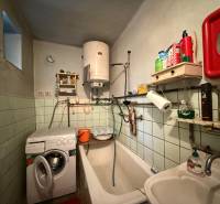 Predaj domu v Janovej Lehote - Kúpeľňa v rodinnom dome s práčkou, vaňou a bojlerom.