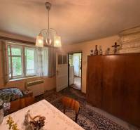 Predaj domu v Janovej Lehote - Interiér rodinného domu s jedálenským stolom, skriňou a otvoreným oknom.