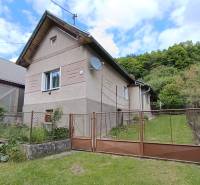 Predaj domu v Janovej Lehote - Rodinný dom v Janovej Lehote so záhradou, oplotením a vedľajšími stavbami v prírodnom prostredí.