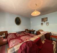 Predaj domu v Janovej Lehote - Spálňa v rodinnom dome so starožitným nábytkom a umeleckými obrazmi.