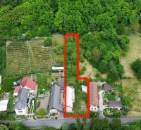 Predaj domu v Janovej Lehote - Letecký pohľad na záhradné pozemky a rodinné domy v Janovej Lehote obklopené zeleňou.